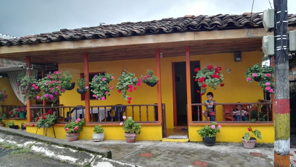 Színes házak Alto de La Mina főutcáján