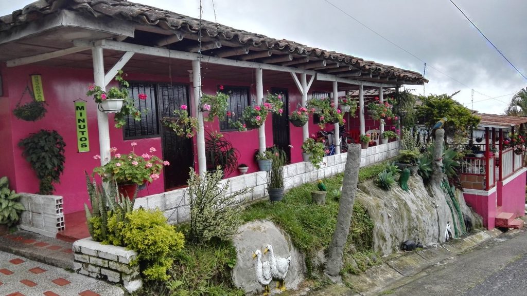Színes házak Alto de La Mina főutcáján