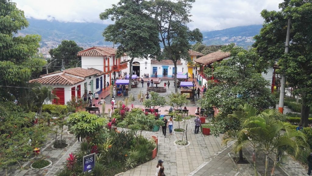 Gyarmati stílusú városrész másolata a Cerro Nutibara tetején Medellínben