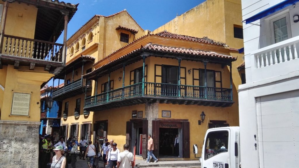 Gyarmati stílusú épület a Plaza de los Coches sarkán