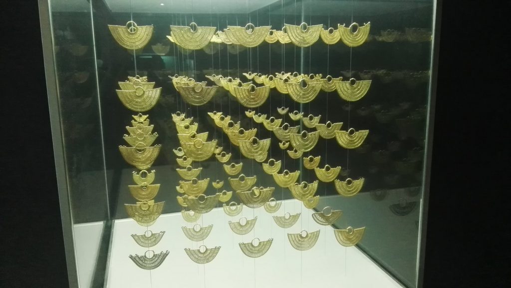 Sorozatban gyártott arany orrdíszek Kolumbiából