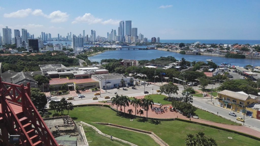 Cartagena látképe háttérben a felhőkarcolókkal, előtte a történelmi óvárossal