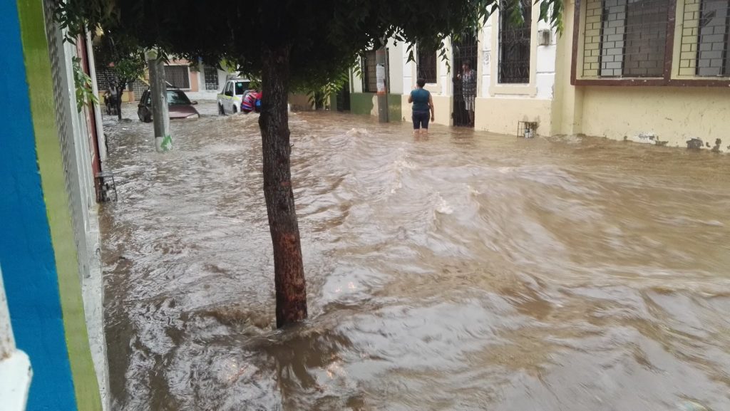 Santa Marta utcáján hömpölygő víz a heves esőzés után