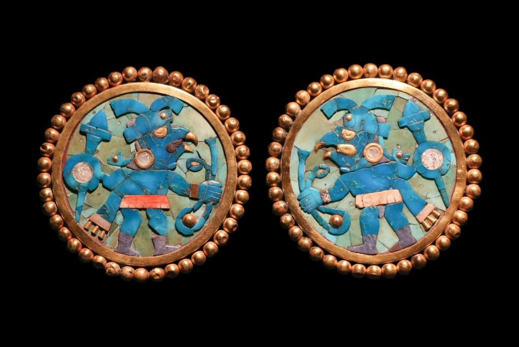 Türkizzel kirakott arany fülbevalók a sipáni királysírokból